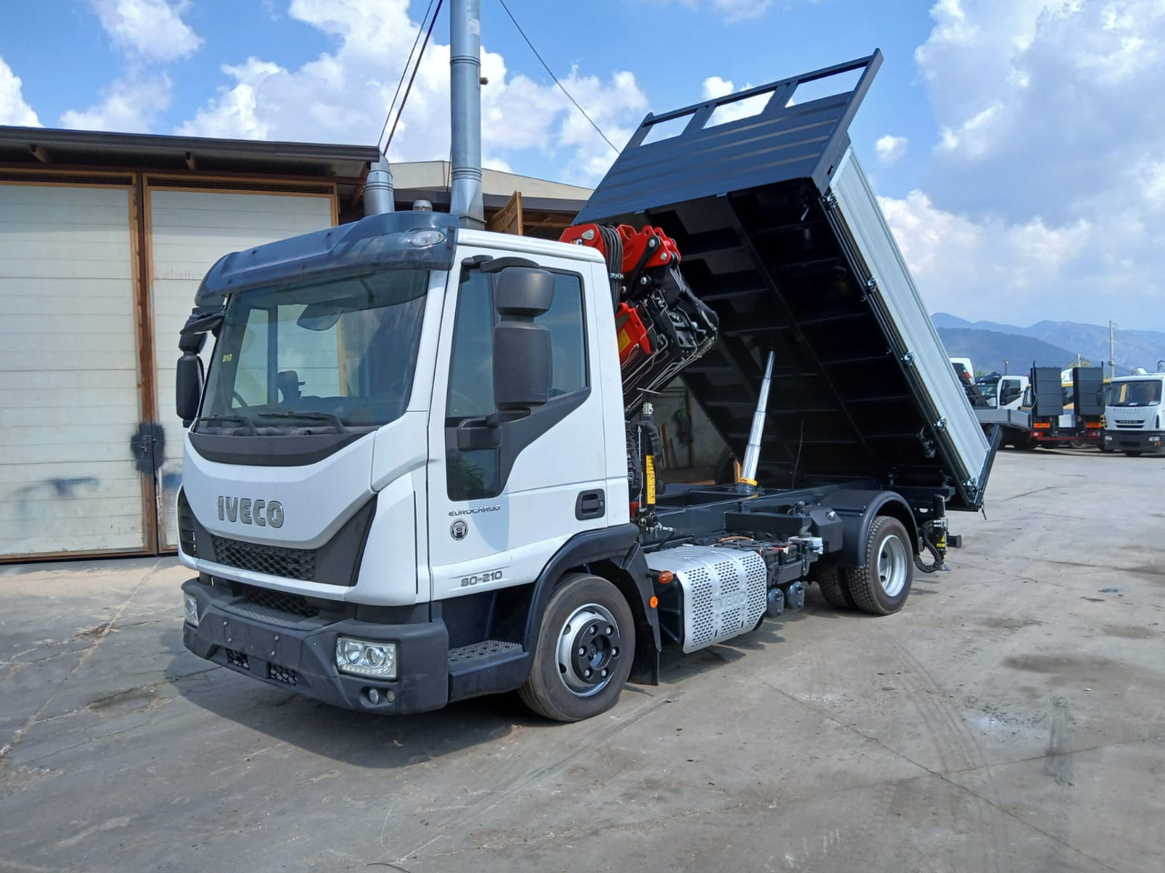 IVECO EUROCARGO 80-210 - Kamion me vinç: foto 1 IVECO EUROCARGO 80-210 - Kamion me vinç: foto 1