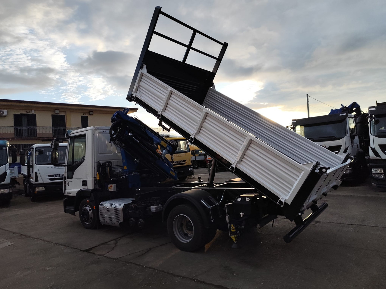 IVECO EUROCARGO 80-210 - Kamion me vinç, Kamion vetëshkarkues: foto 3 IVECO EUROCARGO 80-210 - Kamion me vinç, Kamion vetëshkarkues: foto 3