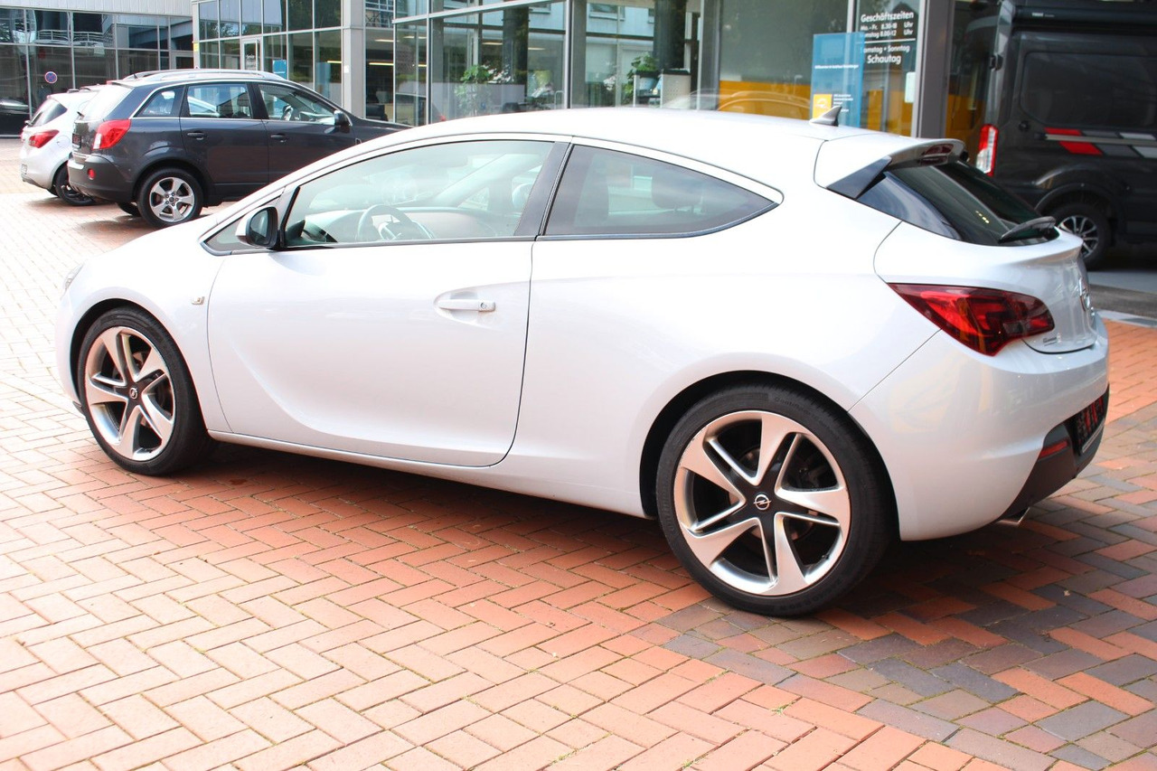 Opel Astra J GTC Innovation - Hatchback: foto 2 Opel Astra J GTC Innovation - Hatchback: foto 2