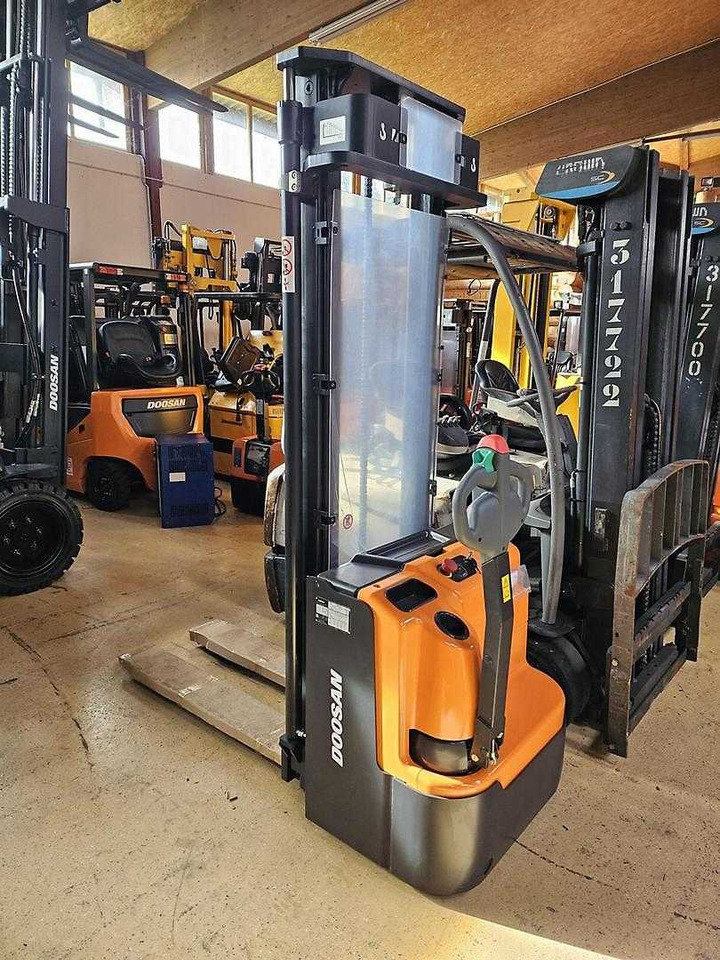 Doosan BSL 12N - Stivosës: foto 4 Doosan BSL 12N - Stivosës: foto 4