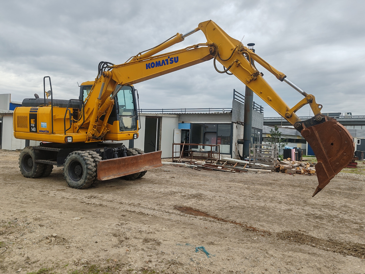 Komatsu PW140-7 - Ekskavator me goma: foto 2 Komatsu PW140-7 - Ekskavator me goma: foto 2