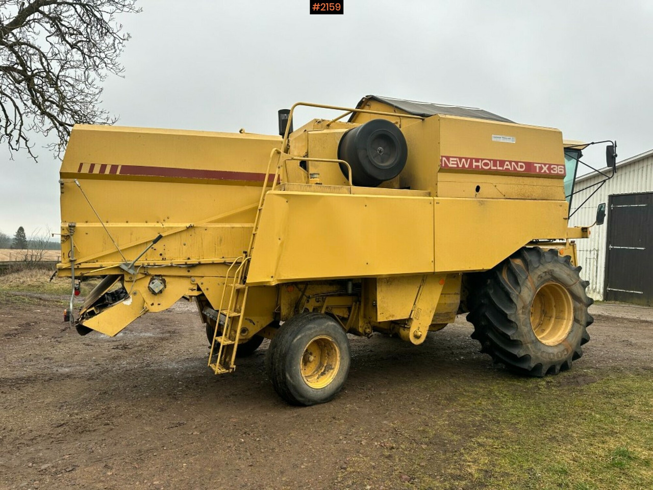 Combine harvester New Holland TX36 20 ft header with wagon (see video) - Autokombajnë: foto 4 Combine harvester New Holland TX36 20 ft header with wagon (see video) - Autokombajnë: foto 4