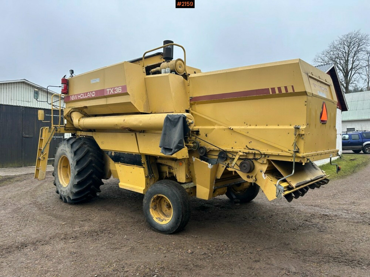 Combine harvester New Holland TX36 20 ft header with wagon (see video) - Autokombajnë: foto 5 Combine harvester New Holland TX36 20 ft header with wagon (see video) - Autokombajnë: foto 5