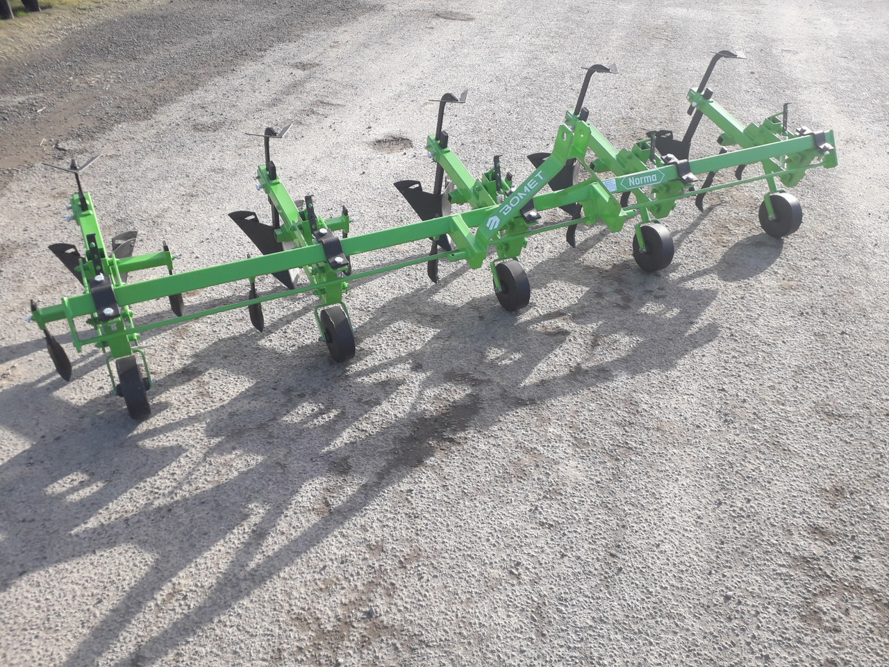 BOMET Bineuse Butteuse 4 rangs NORMA - Lesë: foto 2 BOMET Bineuse Butteuse 4 rangs NORMA - Lesë: foto 2