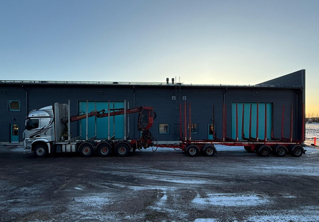 Mercedes-BenzArocs 8x4 - Kamion për transport druri, Kamion me vinç: foto 3 Mercedes-BenzArocs 8x4 - Kamion për transport druri, Kamion me vinç: foto 3