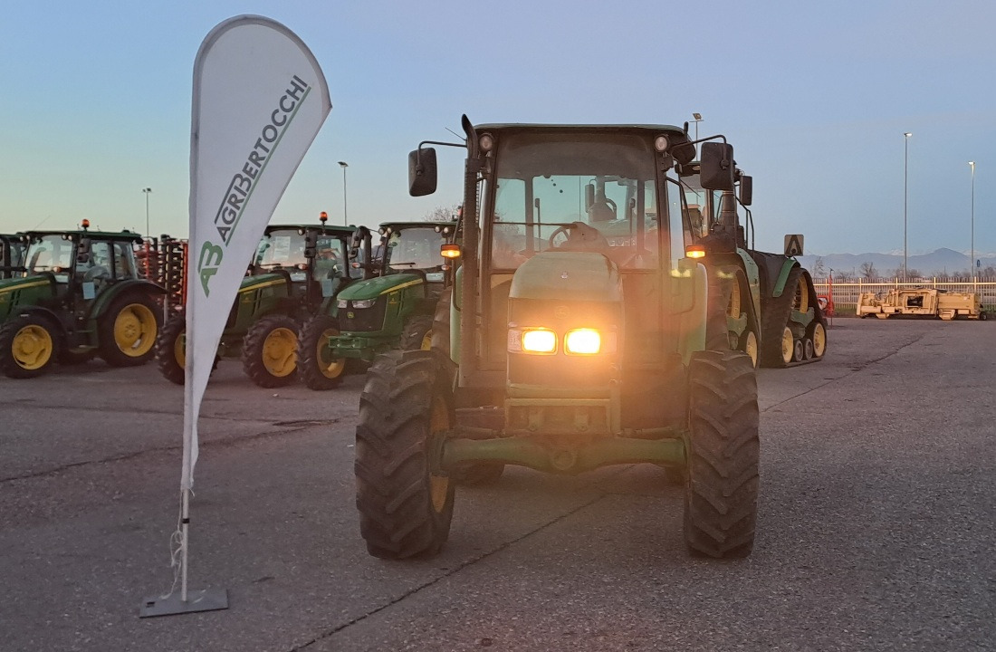 JOHN DEERE 5820 - Traktor: foto 3 JOHN DEERE 5820 - Traktor: foto 3