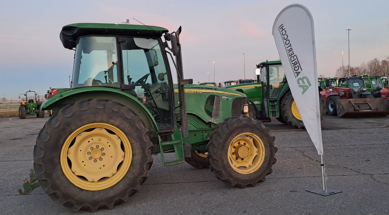 JOHN DEERE 5820 - Traktor: foto 2 JOHN DEERE 5820 - Traktor: foto 2