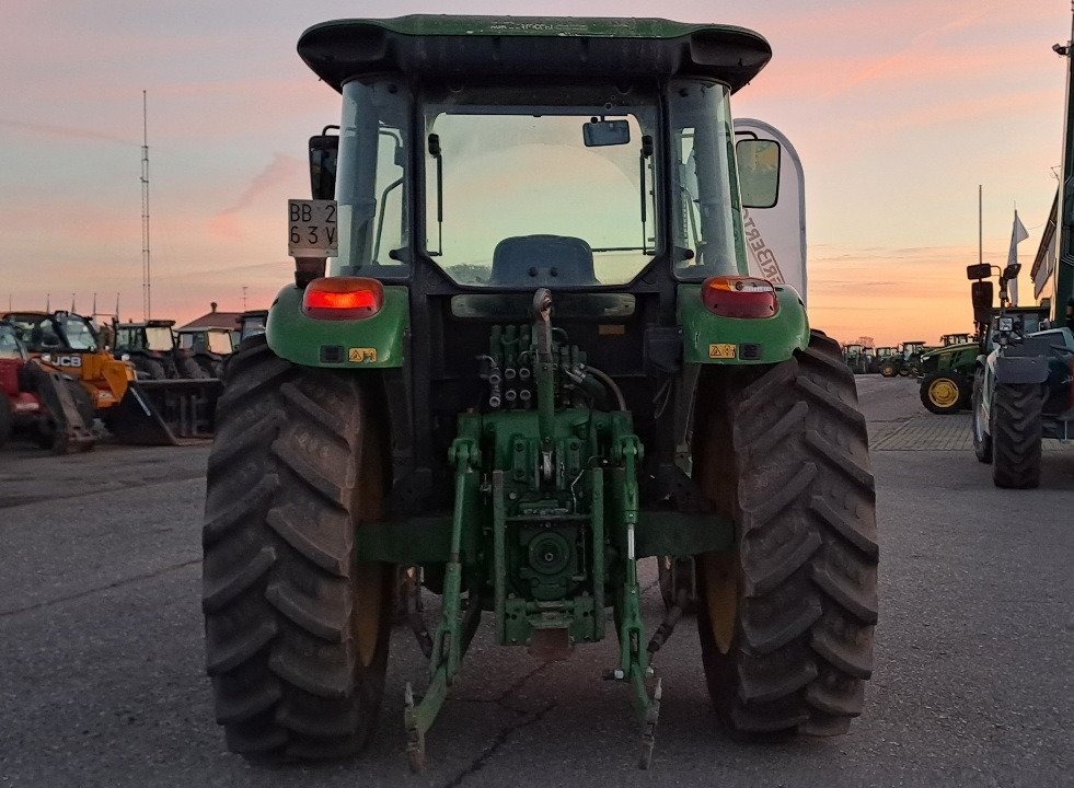 JOHN DEERE 5820 - Traktor: foto 4 JOHN DEERE 5820 - Traktor: foto 4