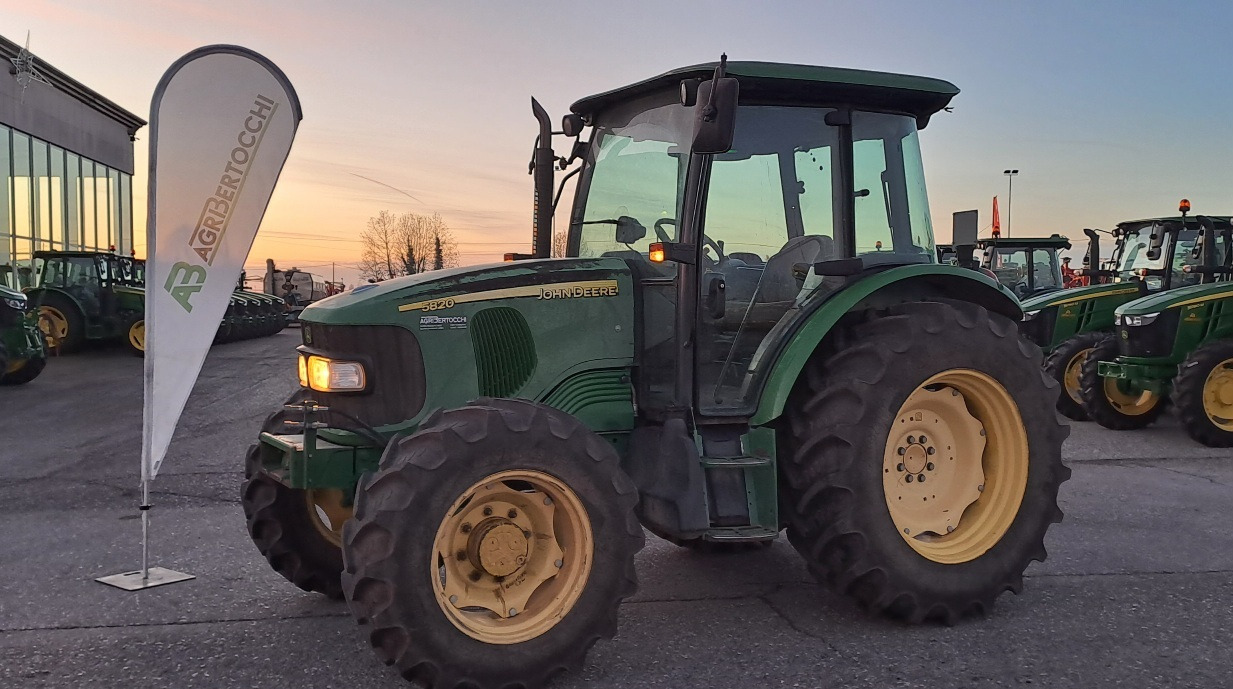 JOHN DEERE 5820 - Traktor: foto 1 JOHN DEERE 5820 - Traktor: foto 1