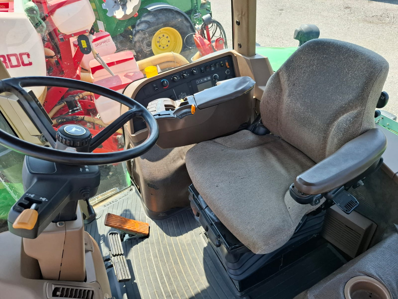 JOHN DEERE 8230 - Traktor: foto 2 JOHN DEERE 8230 - Traktor: foto 2