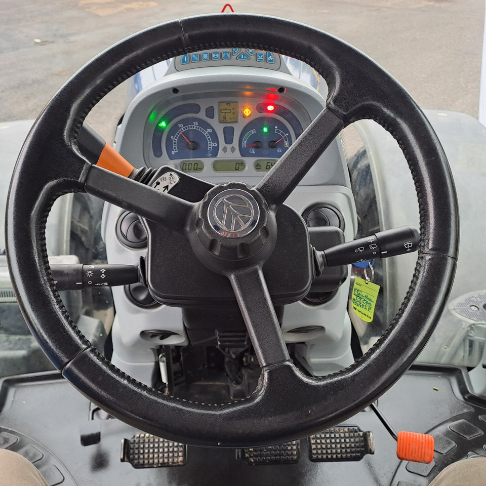 NEW HOLLAND T7.270 BLUEPOWER - Traktor: foto 2 NEW HOLLAND T7.270 BLUEPOWER - Traktor: foto 2