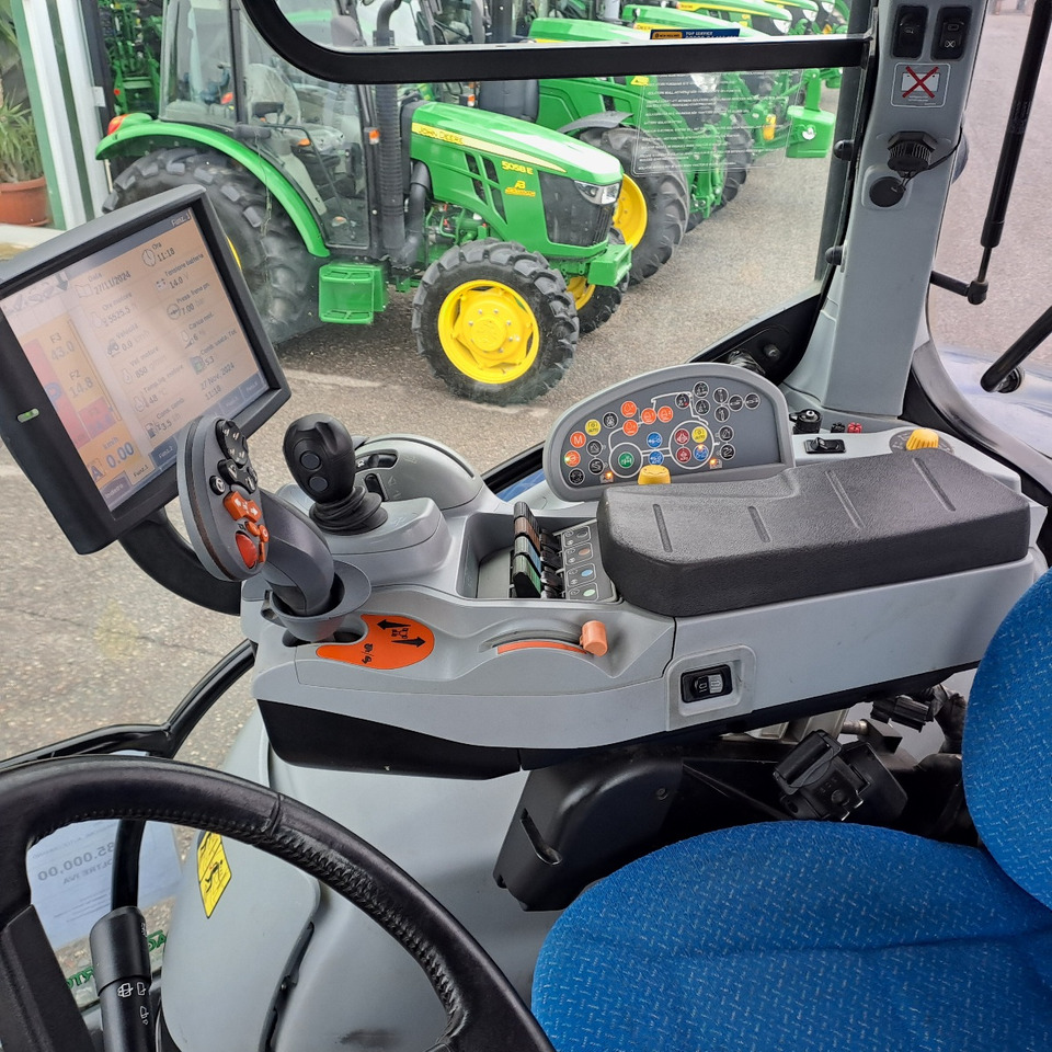 NEW HOLLAND T7.270 BLUEPOWER - Traktor: foto 4 NEW HOLLAND T7.270 BLUEPOWER - Traktor: foto 4