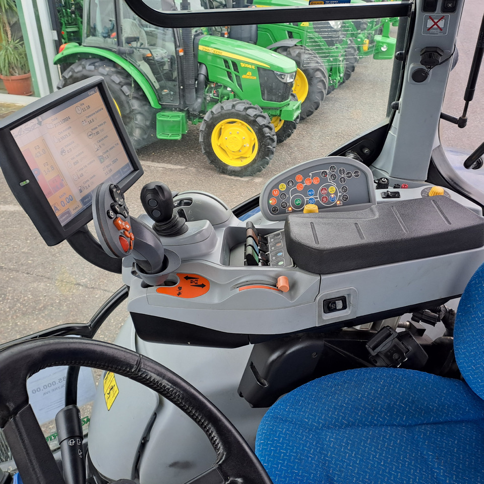 NEW HOLLAND T7.270 BLUEPOWER - Traktor: foto 5 NEW HOLLAND T7.270 BLUEPOWER - Traktor: foto 5