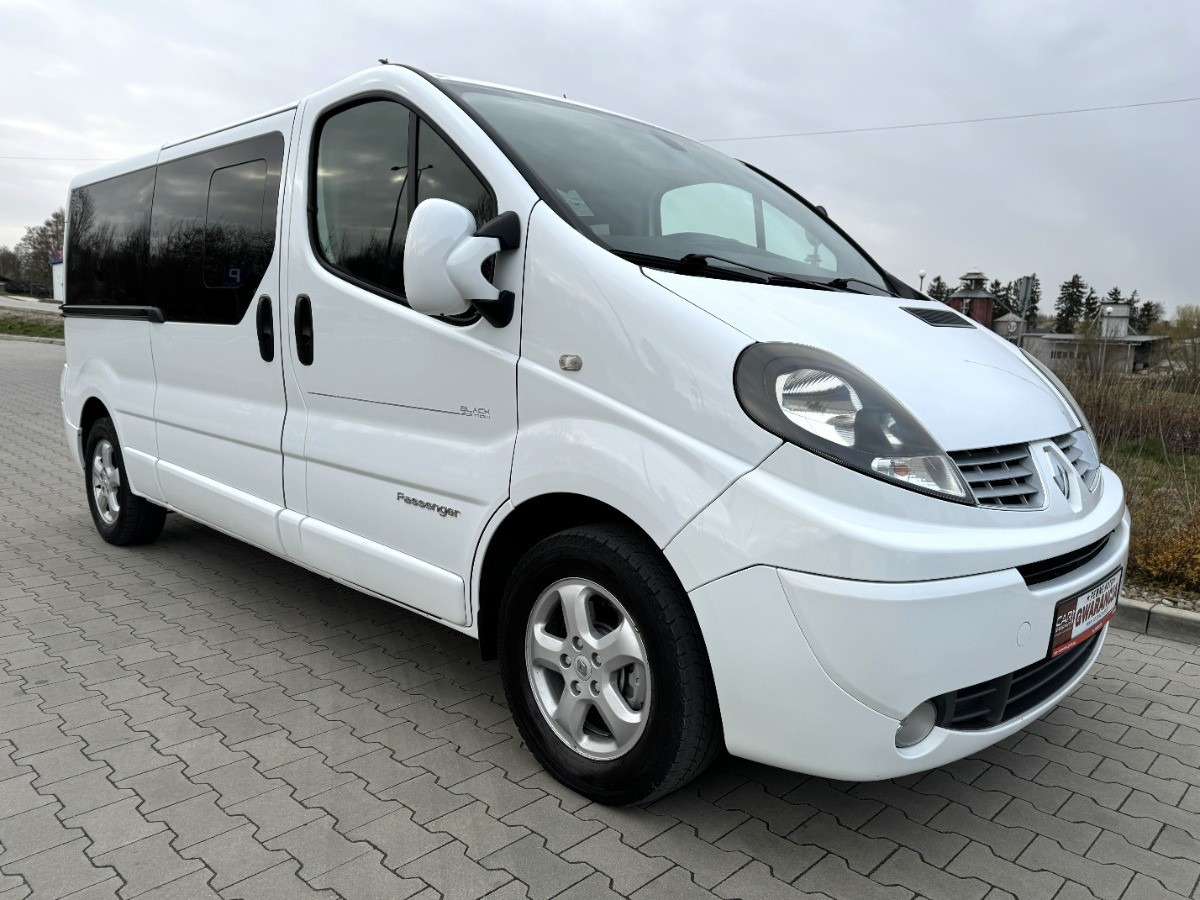 Renault Trafic L2 Long 2.5 150KM Black Edition 9 osobowy TOUR Nawiewy tylne - Minibus, Furgon pasagjerësh: foto 4 Renault Trafic L2 Long 2.5 150KM Black Edition 9 osobowy TOUR Nawiewy tylne - Minibus, Furgon pasagjerësh: foto 4