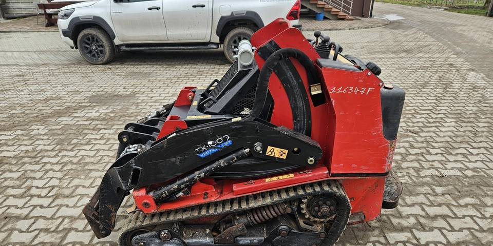 Miniładowarka Toro Dingo TX1000 bobcat ditch witch - Fadromë me shkarkim nga prapa: foto 1 Miniładowarka Toro Dingo TX1000 bobcat ditch witch - Fadromë me shkarkim nga prapa: foto 1