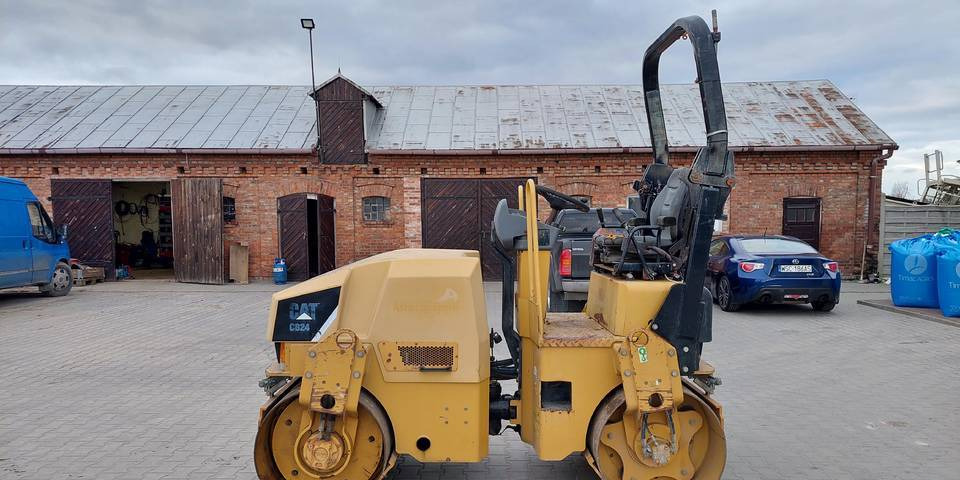 Walec Caterpillar CB24 2700 kg CAT - Rul: foto 2 Walec Caterpillar CB24 2700 kg CAT - Rul: foto 2