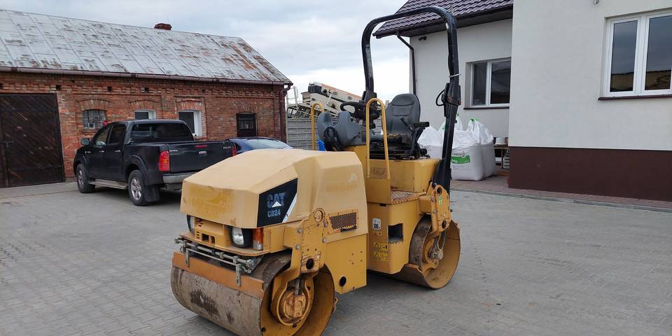 Walec Caterpillar CB24 2700 kg CAT - Rul: foto 1 Walec Caterpillar CB24 2700 kg CAT - Rul: foto 1