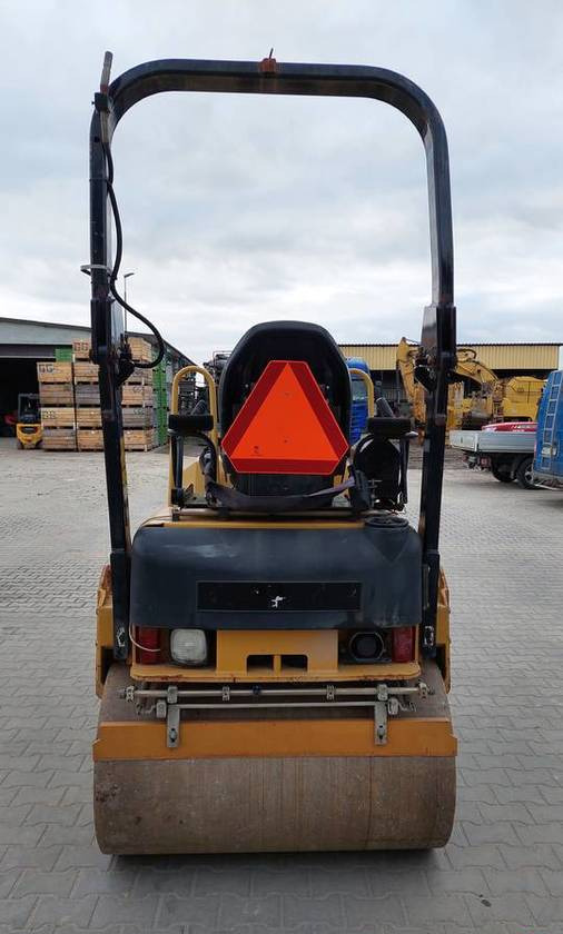 Walec Caterpillar CB24 2700 kg CAT - Rul: foto 4 Walec Caterpillar CB24 2700 kg CAT - Rul: foto 4
