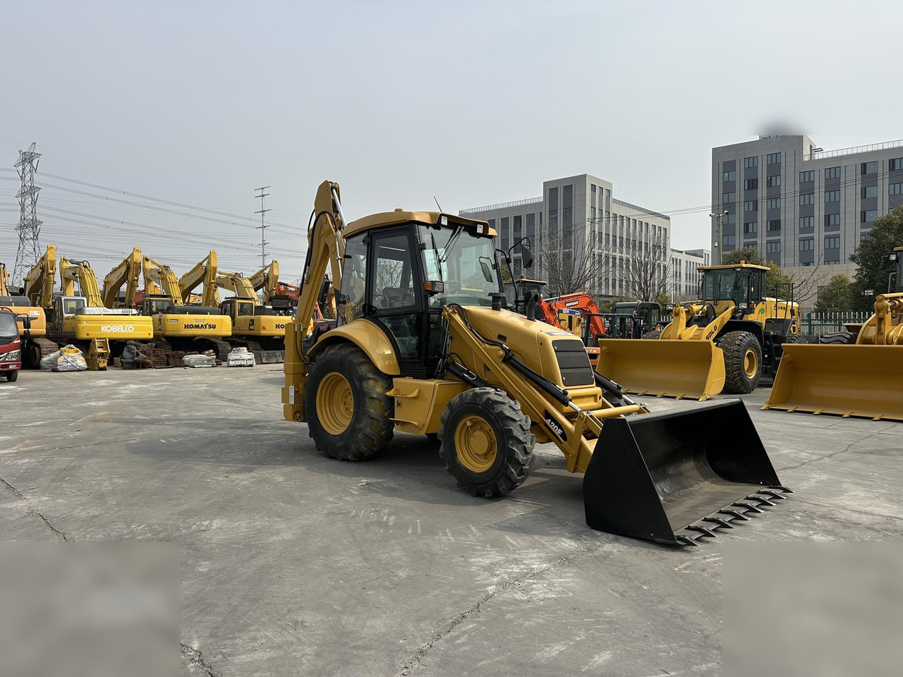 CATERPILLAR 420F - Fadromë me shkarkim nga prapa: foto 3 CATERPILLAR 420F - Fadromë me shkarkim nga prapa: foto 3