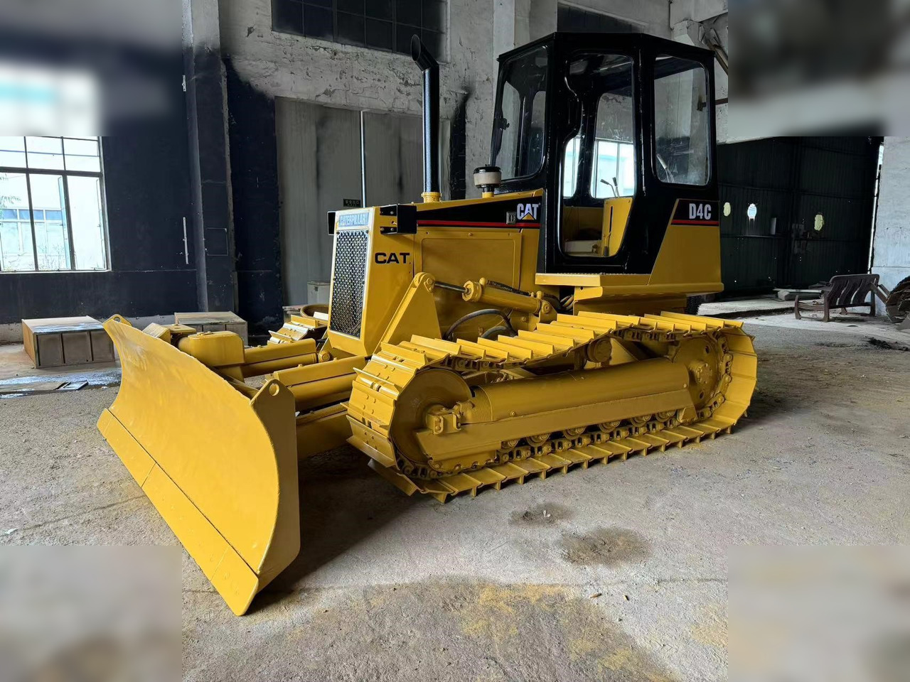CATERPILLAR D4C - Buldozer: foto 1 CATERPILLAR D4C - Buldozer: foto 1