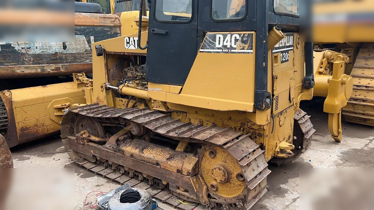 CATERPILLAR D4C - Buldozer: foto 2 CATERPILLAR D4C - Buldozer: foto 2