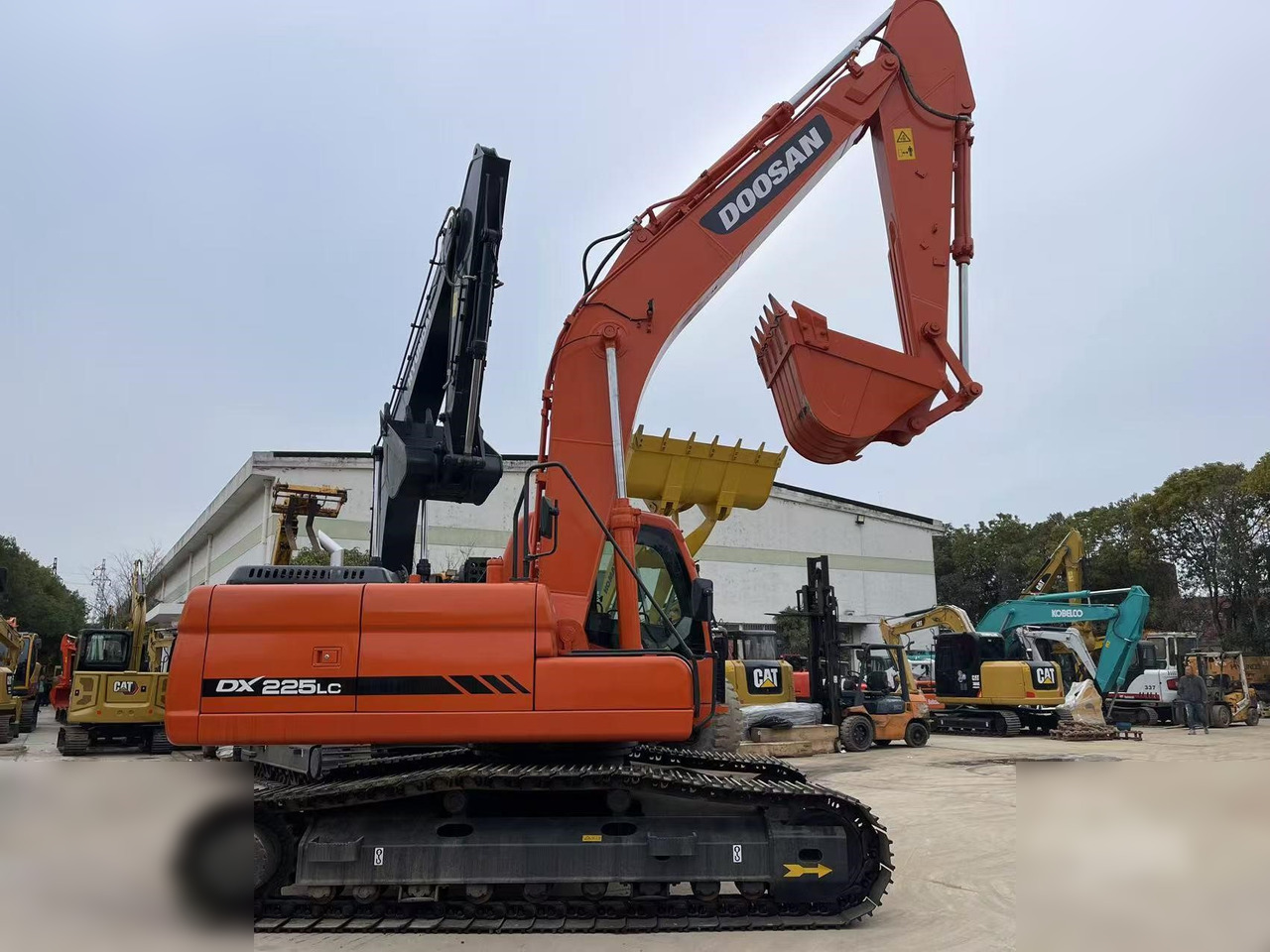 DOOSAN DX225 LC - Ekskavator me zinxhirë: foto 1 DOOSAN DX225 LC - Ekskavator me zinxhirë: foto 1