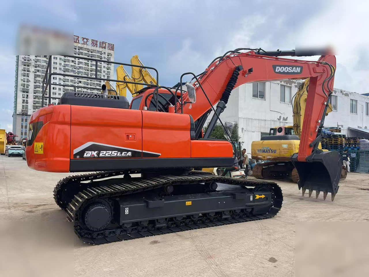 DOOSAN DX225 LC - Ekskavator me zinxhirë: foto 2 DOOSAN DX225 LC - Ekskavator me zinxhirë: foto 2