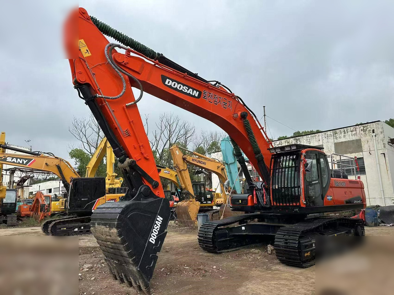 DOOSAN DX340 LC - Ekskavator me zinxhirë: foto 1 DOOSAN DX340 LC - Ekskavator me zinxhirë: foto 1