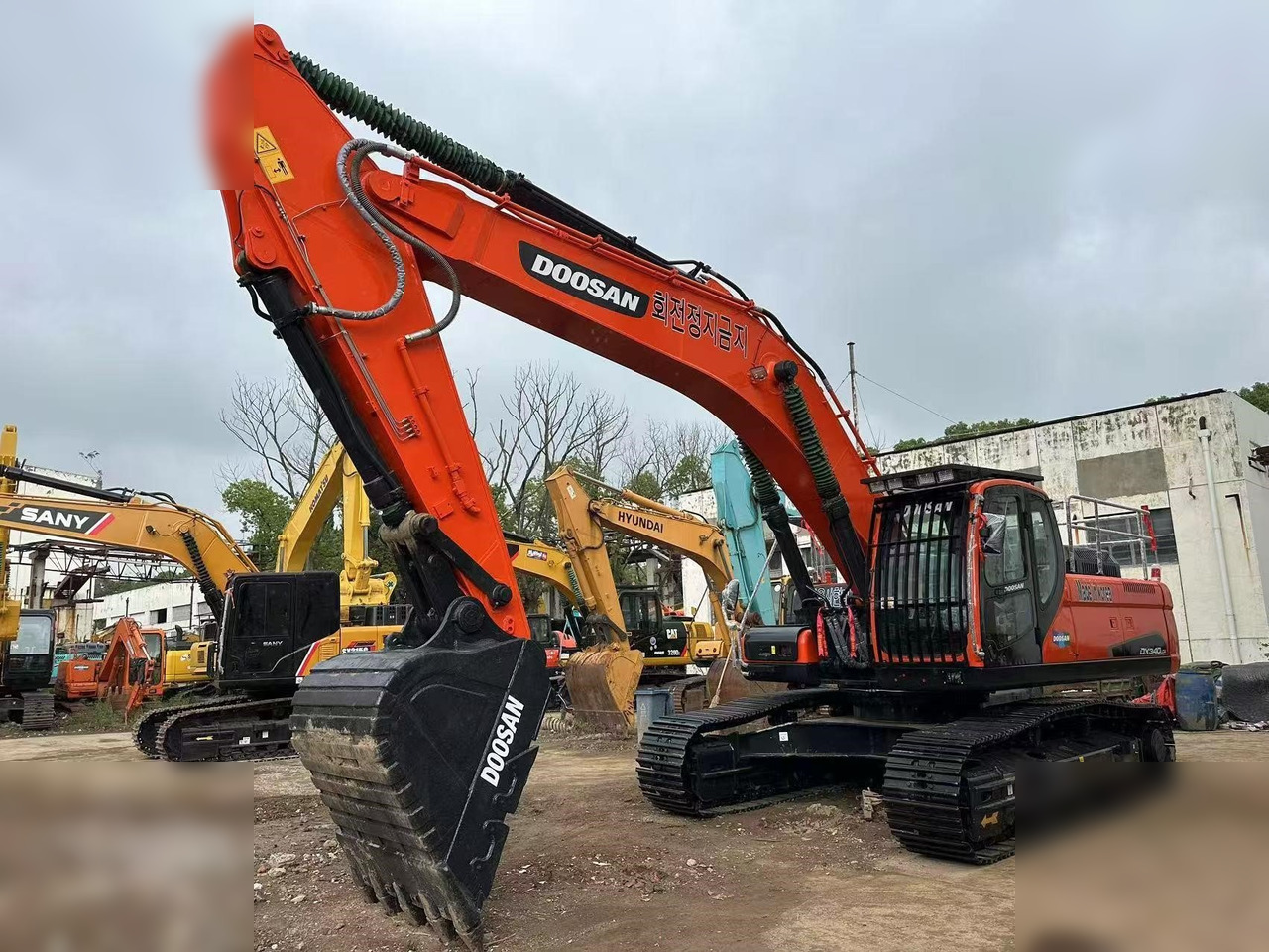 DOOSAN DX340 LC - Ekskavator me zinxhirë: foto 1 DOOSAN DX340 LC - Ekskavator me zinxhirë: foto 1