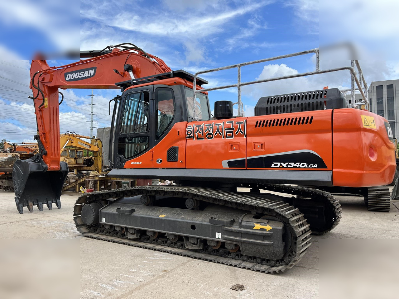DOOSAN DX340 LCA - Ekskavator me zinxhirë: foto 1 DOOSAN DX340 LCA - Ekskavator me zinxhirë: foto 1