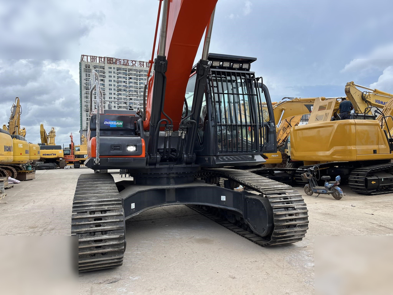 DOOSAN DX340 LCA - Ekskavator me zinxhirë: foto 2 DOOSAN DX340 LCA - Ekskavator me zinxhirë: foto 2