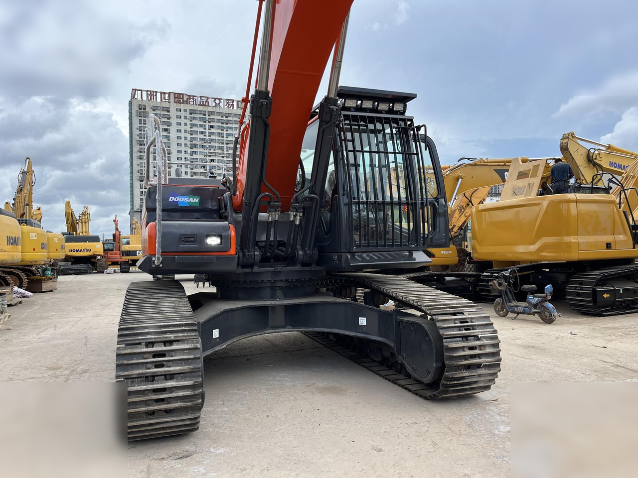 DOOSAN DX340 LCA - Ekskavator me zinxhirë: foto 2 DOOSAN DX340 LCA - Ekskavator me zinxhirë: foto 2