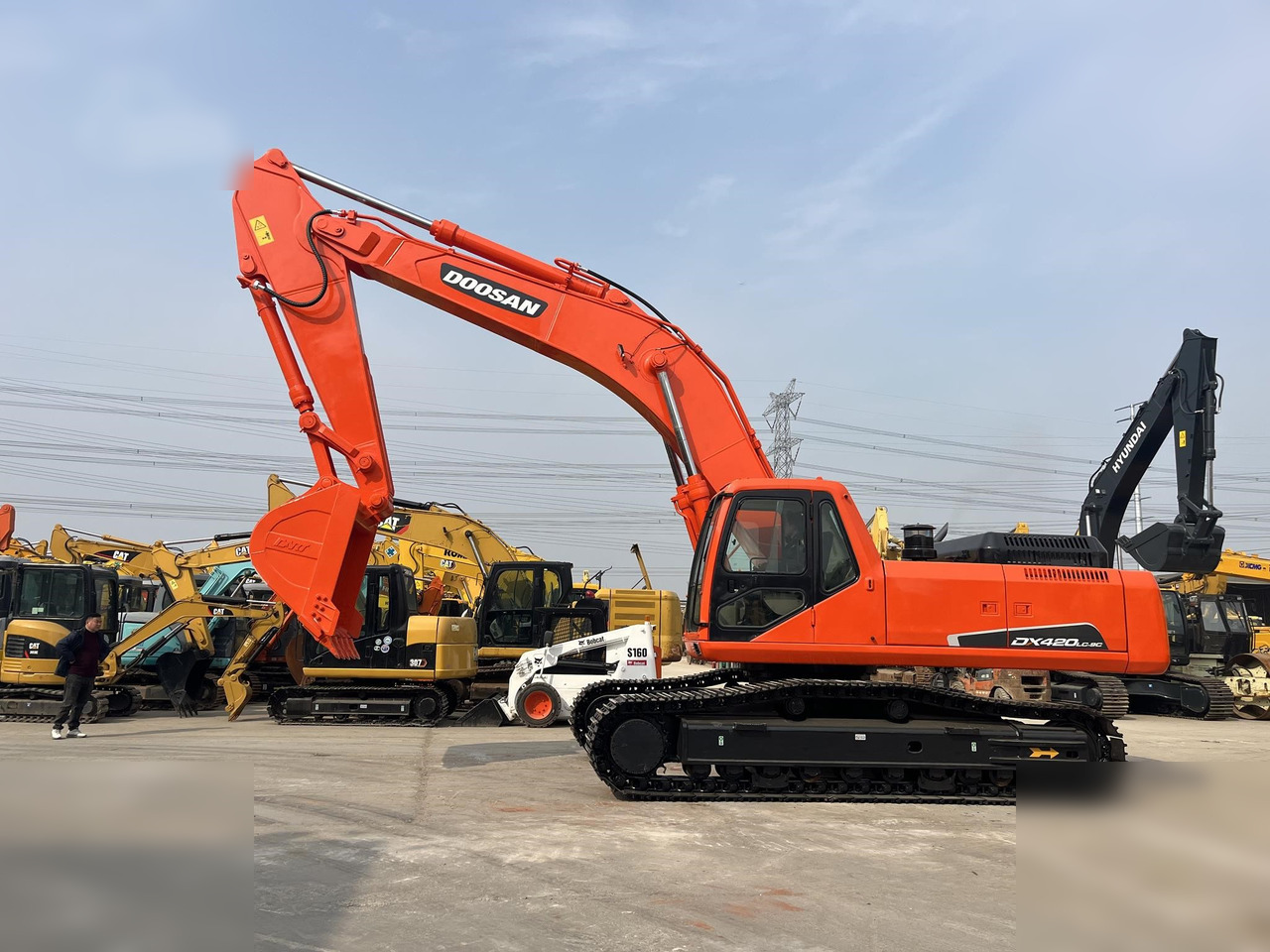 DOOSAN DX420 LC-9C - Ekskavator me zinxhirë: foto 1 DOOSAN DX420 LC-9C - Ekskavator me zinxhirë: foto 1