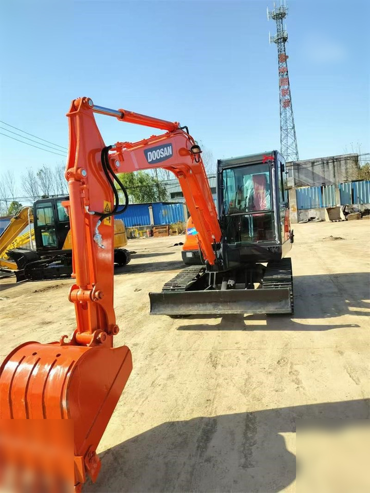 DOOSAN DX60-9C - Ekskavator me zinxhirë: foto 4 DOOSAN DX60-9C - Ekskavator me zinxhirë: foto 4