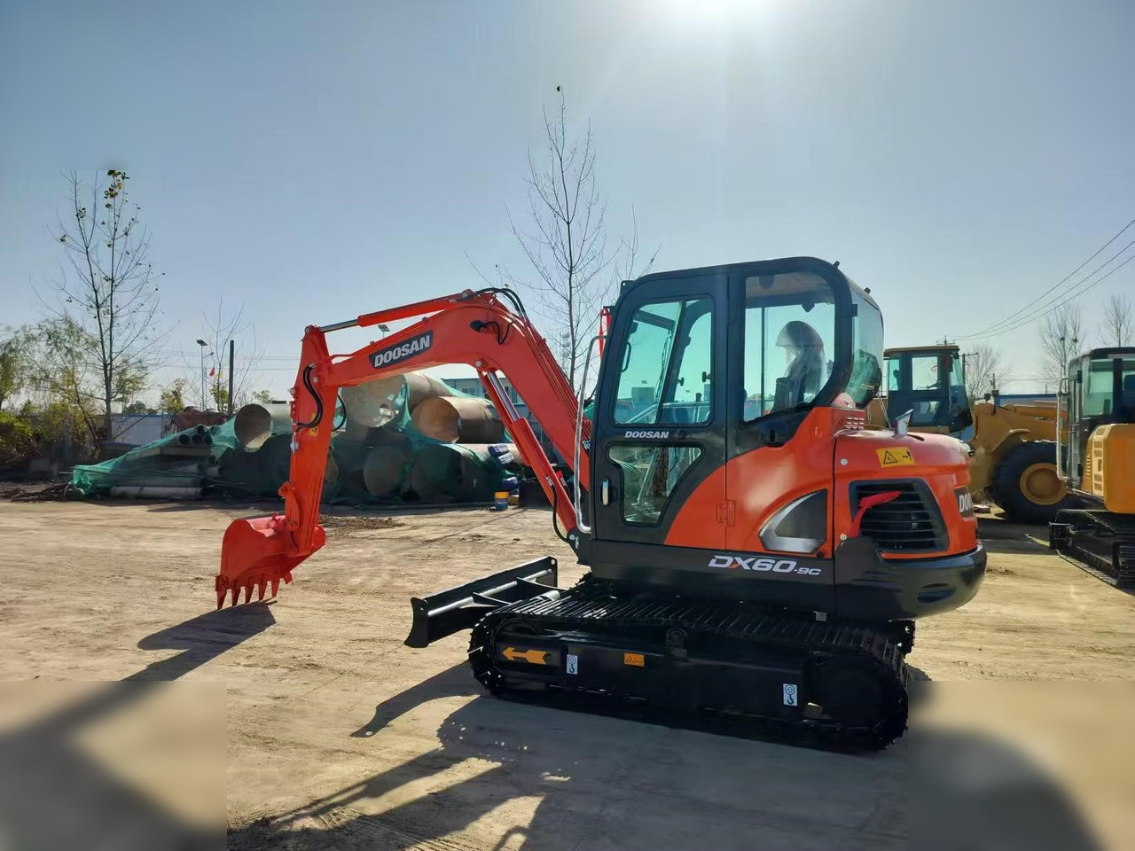 DOOSAN DX60-9C - Ekskavator me zinxhirë: foto 1 DOOSAN DX60-9C - Ekskavator me zinxhirë: foto 1