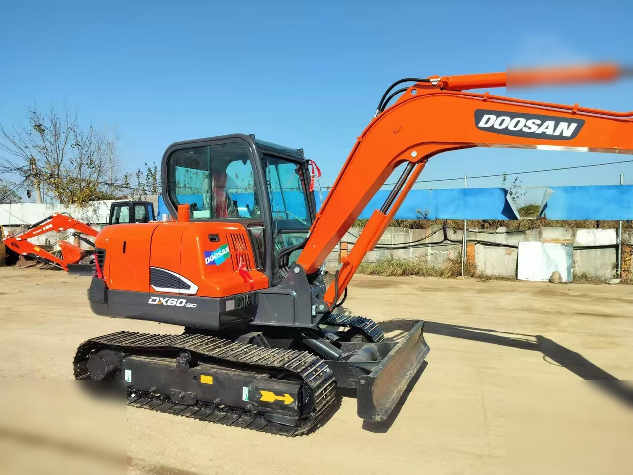 DOOSAN DX60-9C - Ekskavator me zinxhirë: foto 3 DOOSAN DX60-9C - Ekskavator me zinxhirë: foto 3