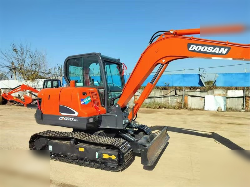 DOOSAN DX60-9C - Ekskavator me zinxhirë: foto 3 DOOSAN DX60-9C - Ekskavator me zinxhirë: foto 3