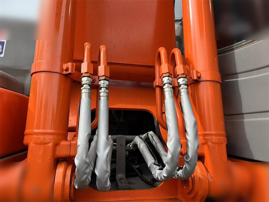 HITACHI ZX200 - Ekskavator me zinxhirë: foto 4 HITACHI ZX200 - Ekskavator me zinxhirë: foto 4