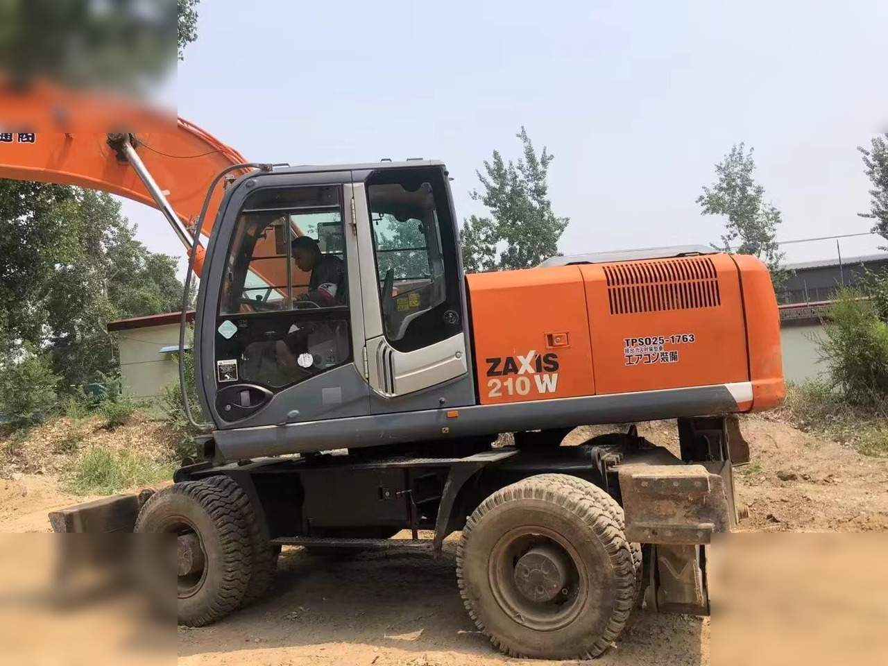 HITACHI ZX210W - Ekskavator me goma: foto 5 HITACHI ZX210W - Ekskavator me goma: foto 5