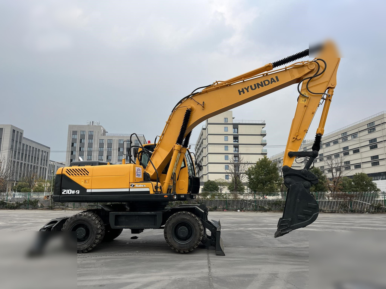 HYUNDAI ROBEX 210W-9 - Ekskavator me goma: foto 4 HYUNDAI ROBEX 210W-9 - Ekskavator me goma: foto 4