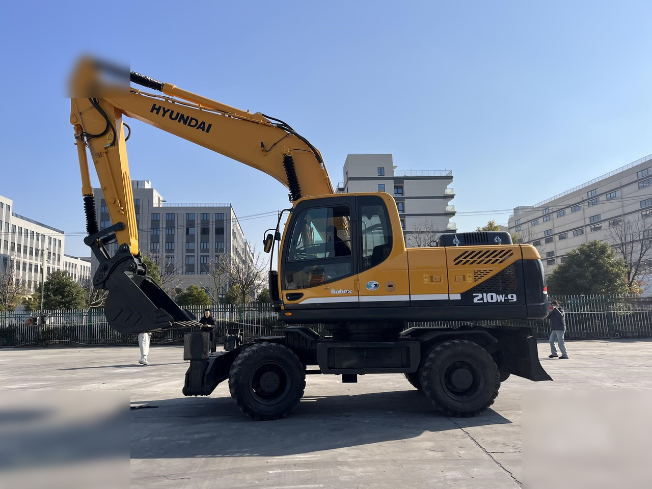 HYUNDAI ROBEX 210W-9 - Ekskavator me goma: foto 1 HYUNDAI ROBEX 210W-9 - Ekskavator me goma: foto 1