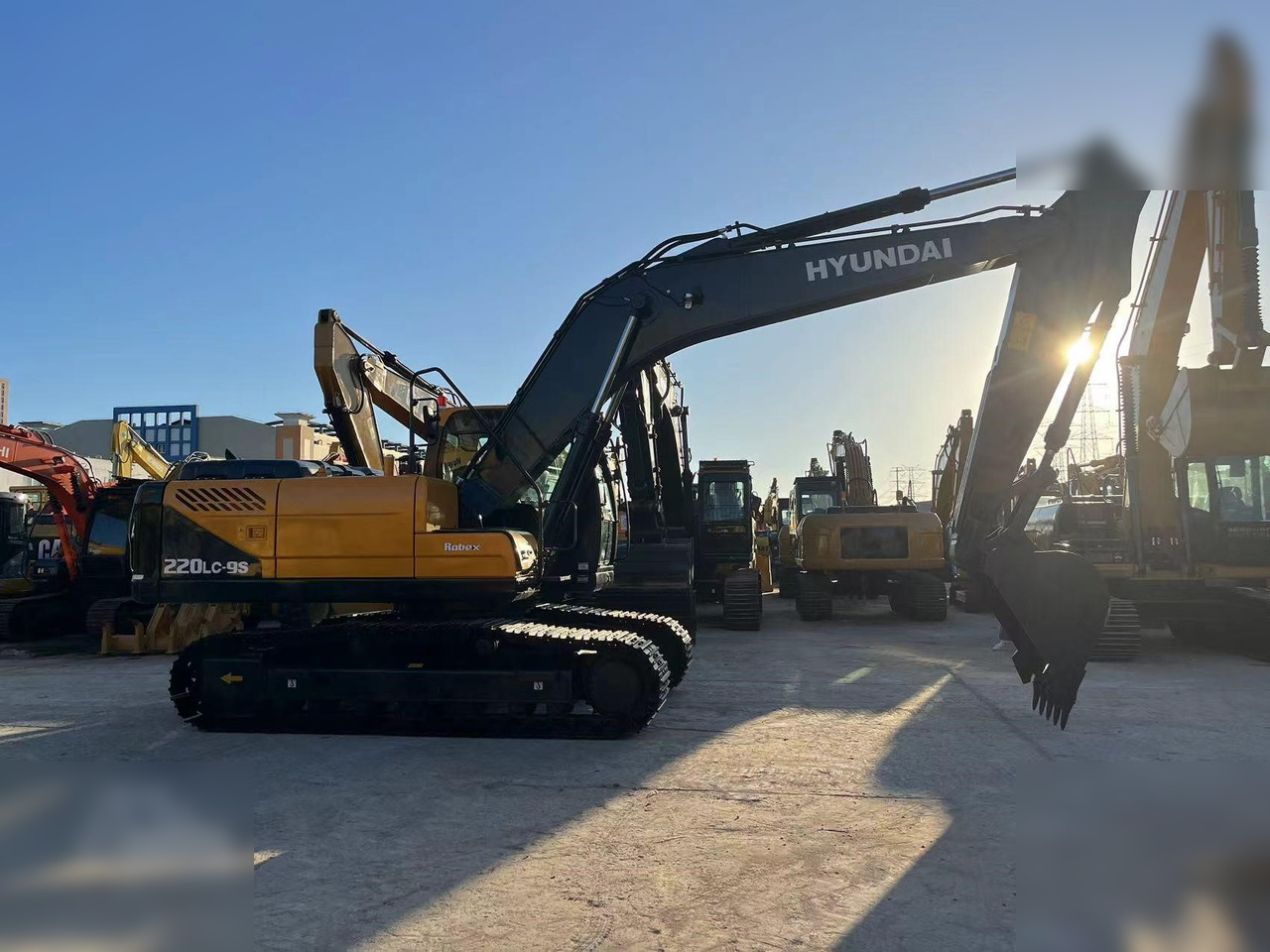 HYUNDAI ROBEX 220 LC-9S - Ekskavator me zinxhirë: foto 1 HYUNDAI ROBEX 220 LC-9S - Ekskavator me zinxhirë: foto 1