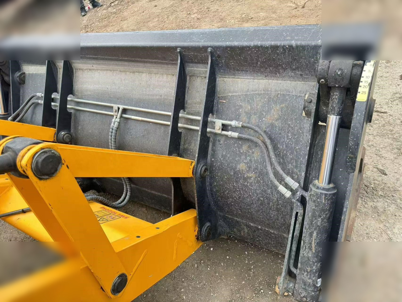 JCB 3CX - Fadromë me shkarkim nga prapa: foto 4 JCB 3CX - Fadromë me shkarkim nga prapa: foto 4