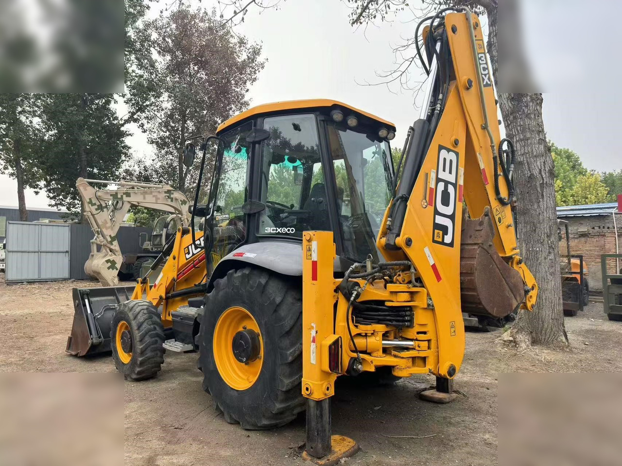 JCB 3CX - Fadromë me shkarkim nga prapa: foto 1 JCB 3CX - Fadromë me shkarkim nga prapa: foto 1