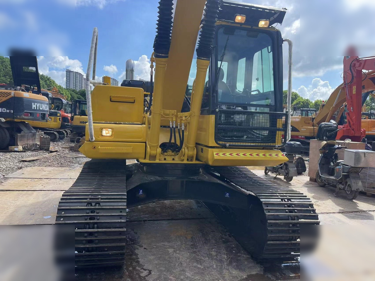 KOMATSU PC120-8 - Ekskavator me zinxhirë: foto 4 KOMATSU PC120-8 - Ekskavator me zinxhirë: foto 4