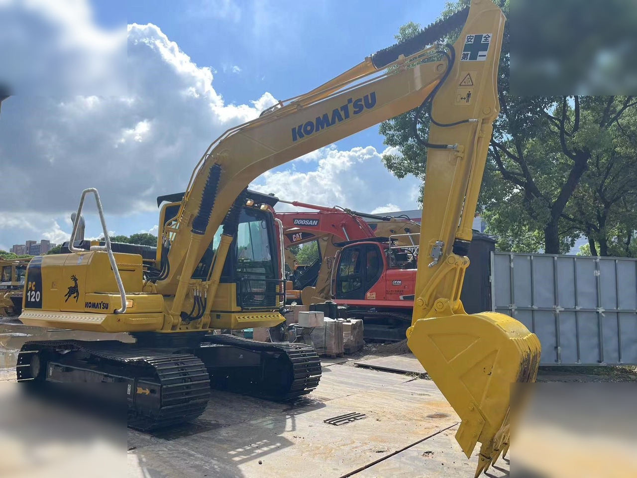 KOMATSU PC120-8 - Ekskavator me zinxhirë: foto 3 KOMATSU PC120-8 - Ekskavator me zinxhirë: foto 3