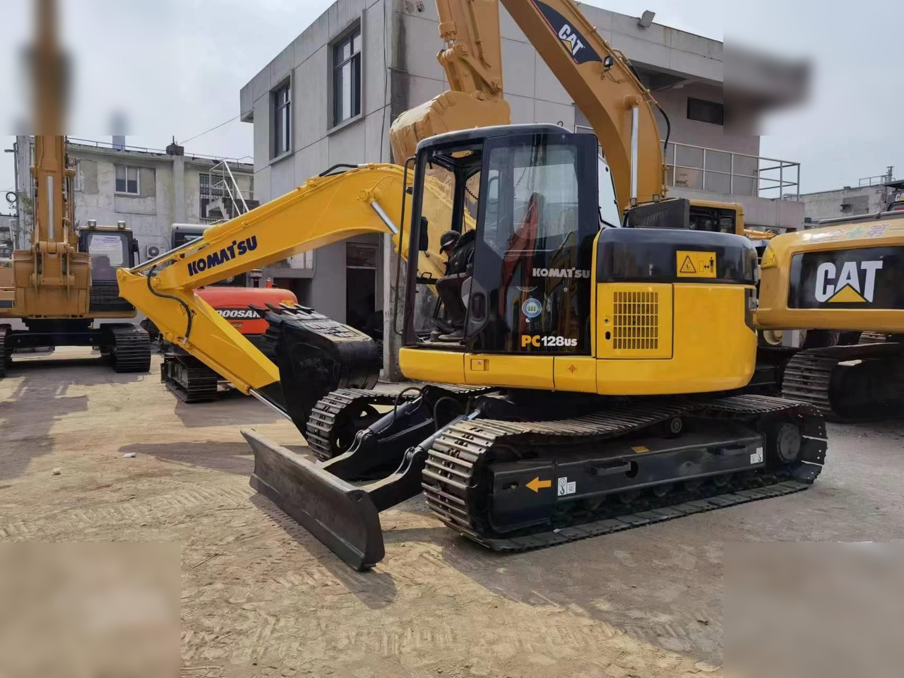 KOMATSU PC128US-1 - Ekskavator me zinxhirë: foto 3 KOMATSU PC128US-1 - Ekskavator me zinxhirë: foto 3