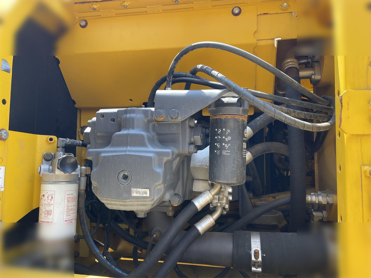 KOMATSU PC200-8 - Ekskavator me zinxhirë: foto 3 KOMATSU PC200-8 - Ekskavator me zinxhirë: foto 3