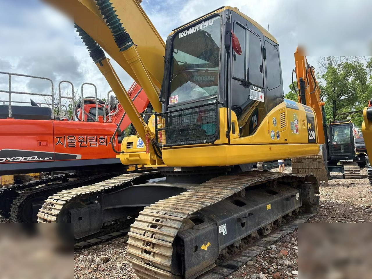 KOMATSU PC220-7 - Ekskavator me zinxhirë: foto 3 KOMATSU PC220-7 - Ekskavator me zinxhirë: foto 3