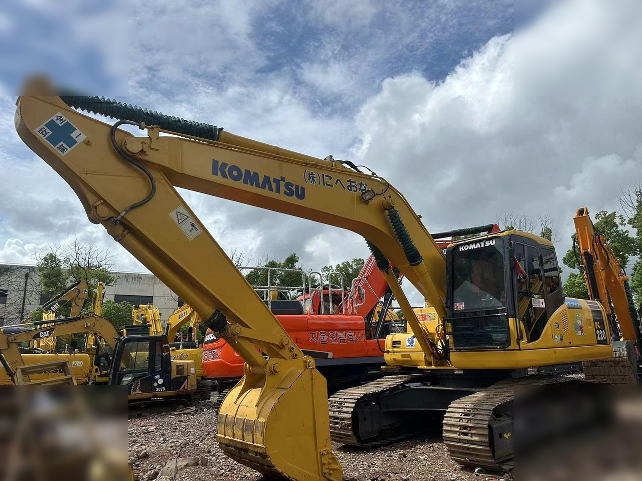 KOMATSU PC220-7 - Ekskavator me zinxhirë: foto 4 KOMATSU PC220-7 - Ekskavator me zinxhirë: foto 4